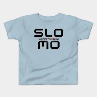 Word SloMo (slow motion), laminated in black with an audio signal in the center. Kids T-Shirt